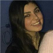 Ragazza diplomata impartisce lezioni di doposcuola